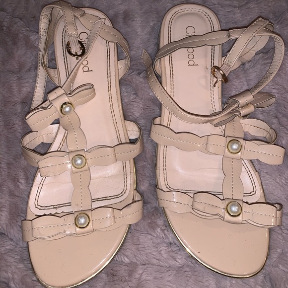 TAN PEARL SANDALS - Picture 1 of 3